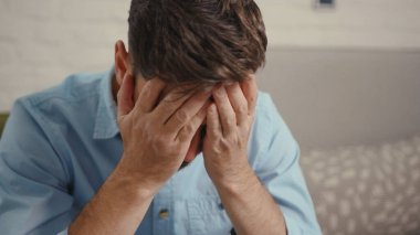 Üzgün işadamını kapat. Ev bilgisayarından kötü haberler alıyor. Uzak teknoloji çevrimiçi hayal kırıklığına uğramış bilgisayar ekranı Kafkasyalı yavaş çekim