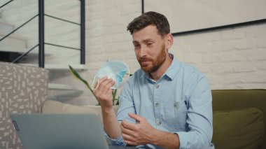 Kapatın tıbbi koruyucu maskeyi, evdeki kablosuz bilgisayarda, kişisel izolasyon salgını teknolojisinde, serbest internet karantinası, koronavirüs salgınını yavaş çekimde halledin.