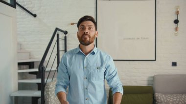 Evde dans eden sevimli genç adam hayatın tadını çıkar komik dansçı çılgın rahat daire pozitif çekim yavaş çekim