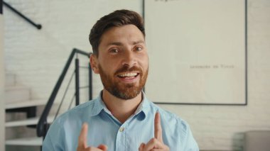 Yüzünüzü kapatın mutlu adam dans ediyor evde şarkı söylüyor hayatın tadını çıkarın komik dansçı çılgın rahat daire pozitif çekim