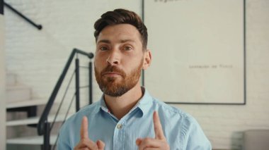 Yüzünüzü kapatın mutlu adam dans ediyor evde şarkı söylüyor hayatın tadını çıkarın komik dansçı çılgın rahat daire pozitif çekim