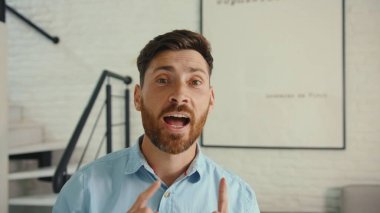 Yüzünüzü kapatın mutlu adam dans ediyor evde şarkı söylüyor hayatın tadını çıkarın komik dansçı çılgın rahat daire pozitif çekim