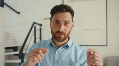 Yüzünüzü kapatın mutlu adam dans ediyor evde şarkı söylüyor hayatın tadını çıkarın komik dansçı çılgın rahat daire pozitif çekim