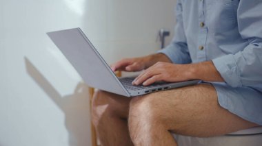 Maske takan üzgün işadamı evdeki tuvalette sakallı ciddi bir karantina salgını koronavirüs covid-19 portresi ağır çekimde yakın çekim