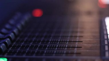 Ses tasarımcısı müzik mühendisi, moda teknolojisi DJ ekipmanı karıştırma panel ses kontrol konsolu yükselticisi dijital kayıt masası stereosu için masadaki elektrikli makineyi kapatın