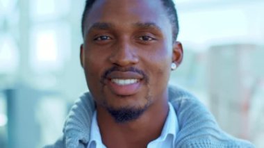 Portre, genç siyahi Afrikalı Amerikalı iş adamına bakıyor. Kameraya bakıp mutlu bir şekilde havaalanının yakınında gülümsüyor. Güven yarışı başarısı çekici. Kapatın. Yavaş çekim