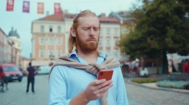 Şehirde kaybolan bir adam. Kafası karışmış Kafkasyalı erkek turist akıllı telefon navigasyonunu kullanarak hüzünlü bir görüntü arıyor. Turistlerin sorunları var.