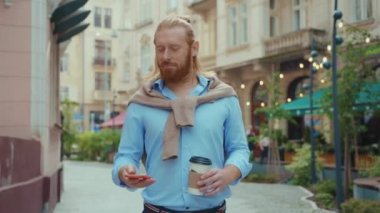 Bin yıllık çekici sakallı hippi. Akıllı telefon kullanıyor. Şehir merkezinde elinde kahve fincanı tutarak iletişim kuruyor. Turist. İş adamları.