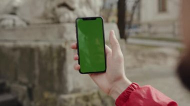 Los Angeles, California 15 03 2019 EDITORIAL: Park görevlisinin elinde yeşil ekran dikey arka plan sokak şehri dijital internet modern telefon teknolojisi animasyon kullanan güneş ışığı