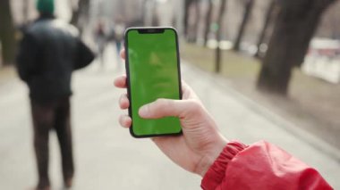 Los Angeles, Kaliforniya 15 03: 2019 EDITORIAL: Yeşil ekran dikey arka plan parkı dijital ekran akıllı telefon teknolojisi güneş ışığı