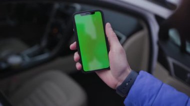 Los Angeles, California 15 03 03 2019 EDITORIAL: yeşil ekranlı akıllı telefonu tutan mavi ceketli bir adam. Otomobilde oturan adam. Araç. Aygıt, dijital teknoloji, teknoloji