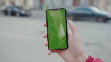 Los Angeles, Kaliforniya 1503 EDITORIAL: Ağır çekim eller dikey arka plan otomobil dijital ekran modern ekran akıllı telefon ile ayakta ve telefona dokunuyor