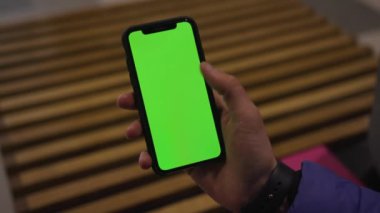 Los Angeles, California 15 03 03 2019 EDITORIAL: elinde siyah akıllı telefon olan adam ekrana dokunuyor, sohbet ediyor. Konferans salonunda oturan öğrenci. Bulanık görüş. İçeride. Yüzü olmadan. Akıllı telefon, teknoloji.