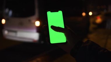 Los Angeles, Kaliforniya 15 03 03 2019 EDITORIAL: elinde akıllı telefon tutan bir adam el kol, jest. Yüzü olmadan. Gece araba kazası. Şehir hayatı. Gadget, cep telefonu. Arkaplanda bulanık ışıklar.