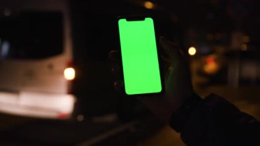 Los Angeles, California 15 03 03 2019 EDITORIAL: beyaz ambulansın arka planında cep telefonuyla erkek elinin video çekimi. Bulanık görüş. Yeşil ekran. Açık havada, gece.