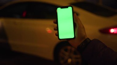 Los Angeles, Kaliforniya 15 03 03 2019 EDITORIAL: İnsanlar sosyal medya ağında haberlere el atıyorlar. Beyaz otomobilin arka planında akıllı telefon kullanan adam. Dışarıda, dışarıda. Gece vakti..