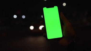 Los Angeles, Kaliforniya 15 03 03 2019 EDITORIAL: yakın çekim erkek eli gece sokakta cihaz kullanarak. Dikey yeşil ekran. Dokun. Video görüntüleri. Açık hava, model, modern, insan, telefon, iletişim