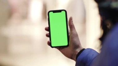 Los Angeles, Kaliforniya 15 03 03 2019 EDITORIAL: yeşil ekranlı akıllı telefon kullanan tanınmayan bir kadının elini kapatın. Sosyal ağlar, çevrimiçi olmak. En yakın kablosuz ağ bulunmakta. Modern
