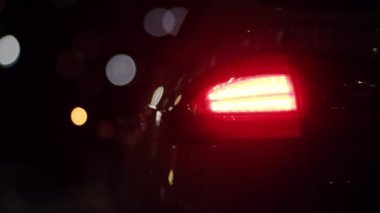 Uyarı hafif araba, fren lambası, tehlike ışıkları gece ışığı efekti arka plan bulanıklığı şehir ışıkları arka planında parıltılı tasarım temposu için simsiyah üzerine yumuşak bulanıklık. Ulaşım konsepti, kaza