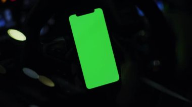 Los Angeles, California 15 03 03 2019 EDITORIAL: Geceleri arabadayken krom ekranlı dikey akıllı telefon kullanan adam. Gadgets bağımlılık konsepti. Sosyal ağlarda gezinmek, uygulamalar kullanmak