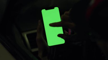 Los Angeles, California 15 03 03 2019 EDITORIAL: ulaşım ve araç kavramı. Erkek el dikey ve etkin bir şekilde telefonu tutarken arabayı arka plandaki parlak araç çubuğunda sürüyor.