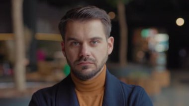 Geleceğe. Yüz Tespit. Teknolojik 3D tarama. Biyometrik Yüz Tanıma. Yüz tanımlama. Yüz Tanıma için Yakışıklı İşadamının Yüzünün Teknolojik Taranması. Arri Alexa Mini tarafından çekiliyor.