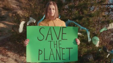 Geleceğe. Yüz Tespit. Teknolojik 3D tarama. Biyometrik Yüz Tanıma. Yüz tanımlama. Gezegeni Kurtaran Güzel Beyaz Kadın 'ın Yüzünün Teknolojik Taranması. Yeşil Poster Cesaretlendirici