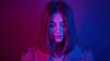 Geleceğe. Yüz Tespit. Teknolojik 3D tarama. Biyometrik Yüz Tanıma. Yüz tanımlama. Güzel Kadının Yüzünün Teknolojik Taranması. Neon Portre. Parlak Neon Işıkları. Yüz bakımı için