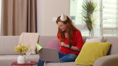 Doğum günü kadını. Mutlu kızıl saçlı beyaz kız kardeşini kutluyor kablosuz video kaset dizüstü bilgisayarı doğum günü hediyesi kutlaması veriyor. Gerçek insanlar, duygular ve tatiller. Evde kalıyorum.