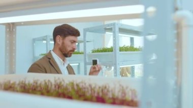 Portre genç adam mikro yeşil iş yaprak kesti. Sağlıklı vejetaryen beslenmesi. Organik filizlenen ham madde tarımı.