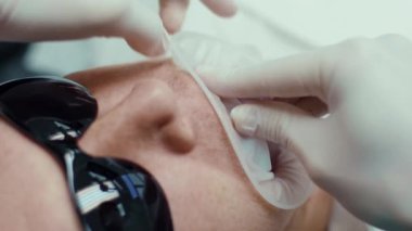Kapalı eller dişçi adama diş teli takar. Ortodontiste resepsiyon. Cilalıyorum. Ağız cerrahisi kliniği dişleri. Yavaş çekim