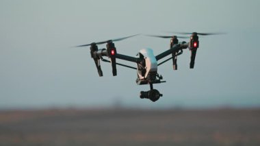 Yeni tarım teknolojisi. Akıllı uçan kuadkopter tarlayı analiz ediyor tarım arazisindeki hasat bölgesini tarıyor. Çiftçilik. Kırsal alan.