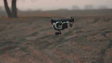 Modern profesyonel drone helikopteri toprağın üstünde uçan tarım alanının yetiştirilmesini analiz ediyor. Akıllı tarım kavramı. Sanayi evrimi.