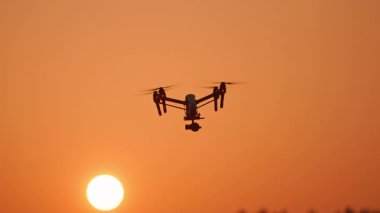 Güzel gün batımı akşam manzarasının ilham verici görüntüsü. İnsansız hava aracı kırsal alanların üzerinde uçuyor. Kırsal kesimde. Sinematik görüntüler.