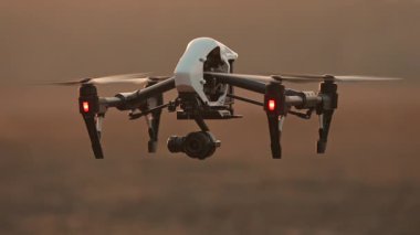 Yakın plan akıllı profesyonel uçak kuadkopter dronu arazinin üzerinde uçan tarım alanlarını analiz ediyor. Modern teknolojiler. Tarım sektöründe yenilik.