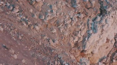 Kaya zeminini kapatın. Soyut arkaplan. Çok doğal. Yavaş çekim