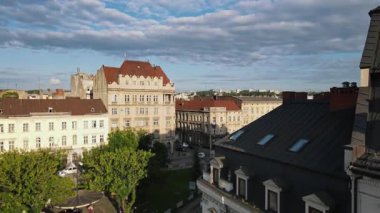 Ukrayna 'nın en iyi hava manzarası, Lviv. Çatı katı. Tarihi Binalar. Mimarlık. Drone. Mavi gökyüzü ve güneş ışığı. Yavaş çekim