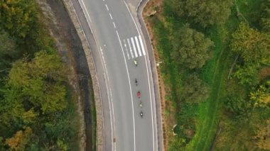 Yolda bisiklet süren insanların hava manzarası. Bir sürü spor müsabakası katılımcısı. Spor anlayışı ve sağlıklı yaşam tarzı. Drone. Yavaş çekim