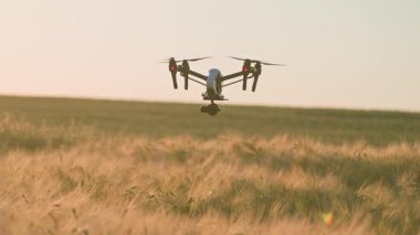 Kırsal hava helikopterindeki uçan tarım insansız hava aracının yakın görüntüsü. Çiftlik arazisi. Hasat et. Yenilik. Yeni teknoloji. Bitki örtüsü. Yavaş çekim