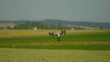 Gökyüzünde, kırsal hava helikopteriyle uçan tarımsal İHA 'yı kapatın. Çiftlik arazisi. Hasat et. Yenilik. Yeni teknoloji. Bitki örtüsü