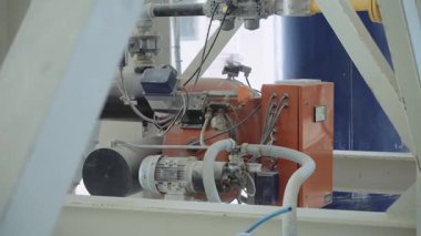 Fabrika akıllı sistem ekipmanları. Fabrikada büyük bir elektrik pompası. Endüstriyel iş ve modern teknolojiler. Güçlü endüstri. İçeride. İnşaat