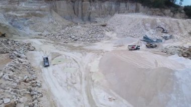 Büyük maden damperli kamyonu taşıyan drone görüntüsü. İnşaat malzemeleri yüklemek için çekilen makinenin üst görüntüsü. Madencilik sektöründe ulaşım