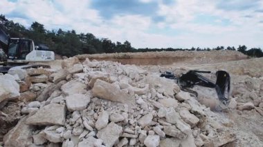 Bir taş ocağında çalışan sürüngen kazıcısının fotoğrafı. Madencilik endüstrisi konsepti. Taş ocağı iş başında. Mühendislik, profesyonel ekipman. Ezici makineler. Nakliye aracı. Drone görünümü