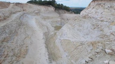 Kum ocağının insansız hava aracı atışı. Endüstriyel arazi. İnşaat endüstrisi için doğal malzemeler. Taşın çıkarılması. Kum çukuru. Kazıyorum. Açık havada. Yüzey