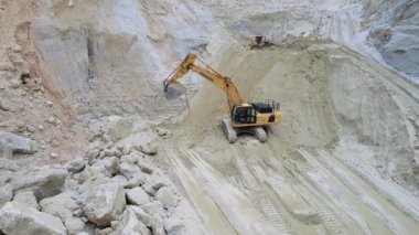 Toprak üzerindeki sürüngen kazıcının drone görüntüsü. Gündüz vakti. Taş ocağımın görüntüleri. Açık havada. İş, toprak taşıma, araç, ekipman, makine, endüstri, kazıcı