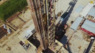 Kule manzaralı, ortak girişim. İki bayrak. Endüstriyel depolar. Hava görüntüsü, İHA görüntüleri. Gaz üretimi. Fabrika bölgesi, yapı, bloklar, satış, beton, ekipman, borular