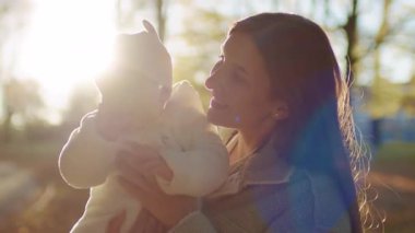 Ormanda yürürken beyaz bebek kostümü giymiş sevimli, uzun saçlı, çekici bir kadının portresi. Anne ve çocuk kavramı. Açık havada. Sonbahar doğası. Gün batımı, güneş ışığı