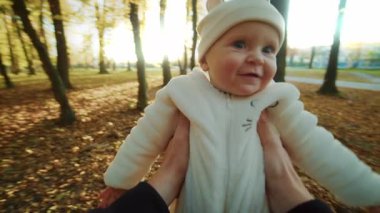 Babamın şirin küçük kızıyla oynadığı, parkta kucağında küçük bir kızla daireler çizdiği görüntüler. Dışarıda gülen mutlu bir çocuk. Aile zamanı. Sonbaharda sıcak hava