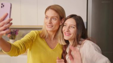 Nişanlı eşcinsel kadınların kameraya yüzüklerini gösterirken görüntüler.