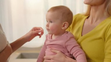 İki mutlu anne, küçük kız bebekle ailece vakit geçiriyorlar. Lezbiyen çift kavramı